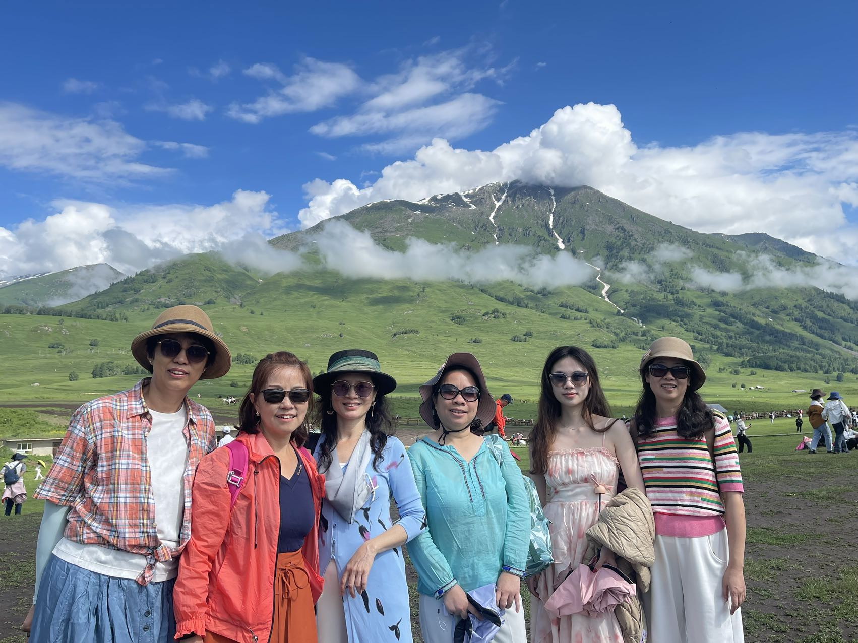 新疆旅行团旅游报价，畅享最美的天山与沙漠奇景